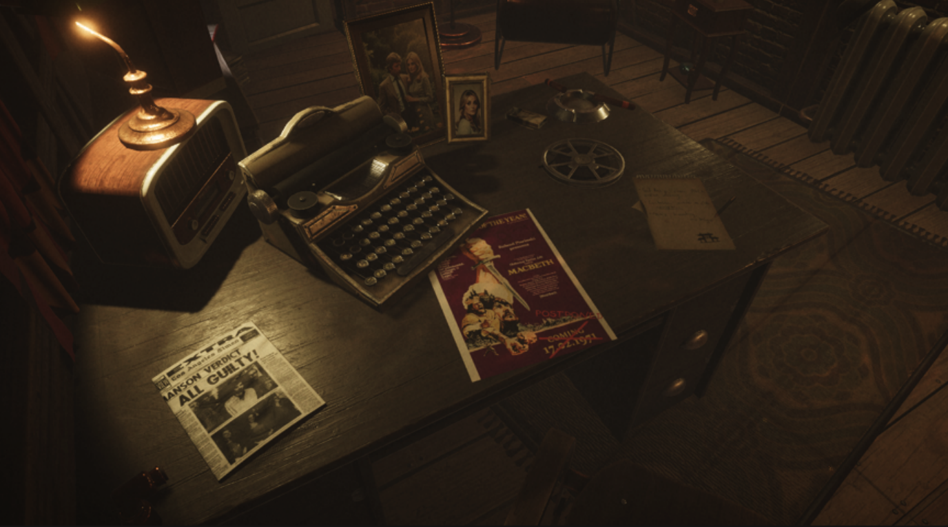 Screenshot der Crime Scene in Unity - zu sehen ist der Schreibtisch des Regisseurs mit dem MacBeth-Plakat, einem alten Radio, einer Schreibmaschine, Bildern einer blonden Frau, einer Filmrolle und einer angerauchten Zigarre.