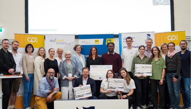 Gruppenbild nach dem CPI Demo Day mit allen Teilnehmenden und der Jury.